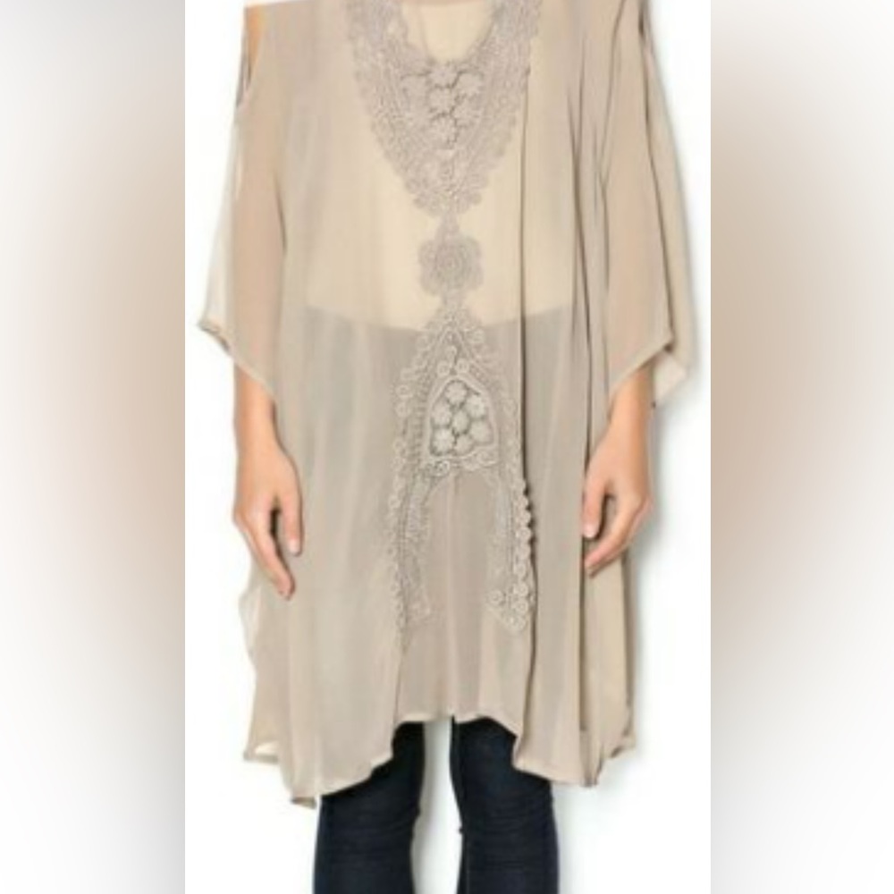ANTHRO BEAUTIFUL STORIES
Embroidered Tunic‎ Sheer Small Burgundy